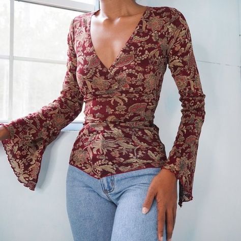 Bell Sleeve Top Aesthetic, Bell Long Sleeve Top, Fancy Long Sleeve Top, Vintage Bell Sleeve Top, Y2k Bell Sleeve Top, Summer Long Sleeve Tops, Paisley Top Outfit, Vintage Top Outfit, Bell Sleeves Outfit