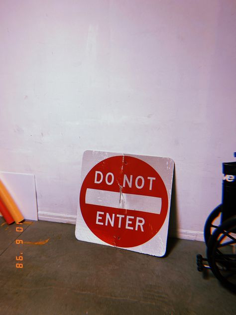 traffic sign aesthetic Traffic Signs In Room, Stop Sign In Room, Red Sign Aesthetic, Traffic Signs Aesthetic Room, Traffic Signs Room Decor, Keep Out Sign Aesthetic, Stop Signs Painted, Stop Sign Painting Ideas, Street Signs Aesthetic Room