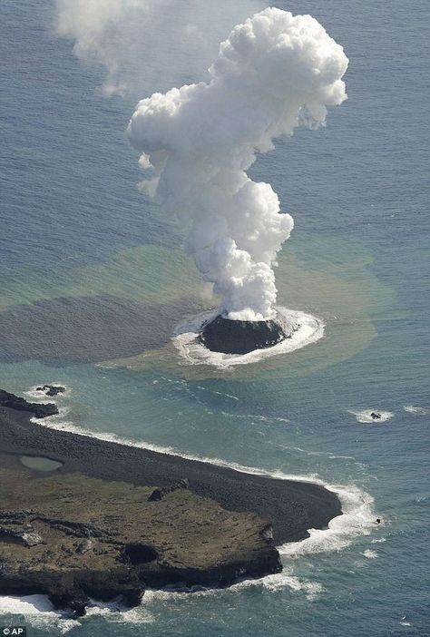 Volcanic eruption in the Pacific Ocean creates a new island off the coast of Japan | Daily Mail Online Earth Pictures, Image Nature, Natural Phenomena, Alam Yang Indah, Pacific Ocean, Science And Nature, Natural Disasters, Mexico City, Amazing Nature