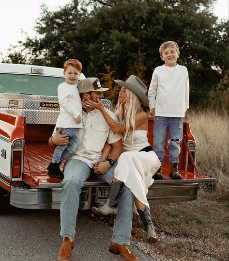 Country Western Family Photos, Cowgirl Family Pictures, Family Ranch Pictures, Farmer Family Pictures, Family Photoshoot Country, Country Lifestyle Farm Life Family, Country Aesthetic Family, Cute Country Family Photos, Western Spring Family Pictures