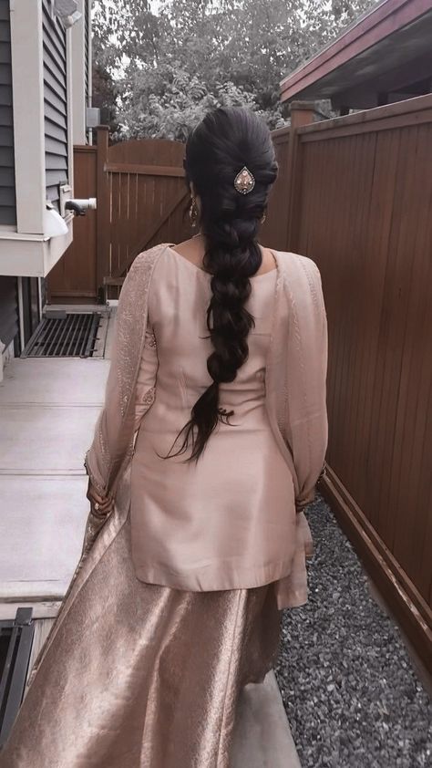 Hairstyles On Salwar Suit, Jaggo Hair Styles Punjabi, Punjabi Hairstyles Braids, Jago Hair Styles Punjabi, Chutiya Hairstyle, Hairstyle On Suit, Pakistani Hairstyles For Eid, Punjabi Wedding Hairstyles, Parandi Hairstyles Punjabi