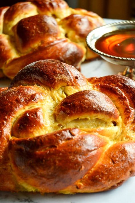 This honey challah bread recipe is filled with apples and is perfect for the Holidays or Fall season. Apple Honey Challah Bread Recipe, Apple Cinnamon Round Challah, Quick Challah Bread Recipe, Apple Challah Bread, Honey Challah Bread Recipe, Apple Honey Challah, Round Challah Bread Recipe, Sweet Challah Bread Recipe, Apple Yeast Bread