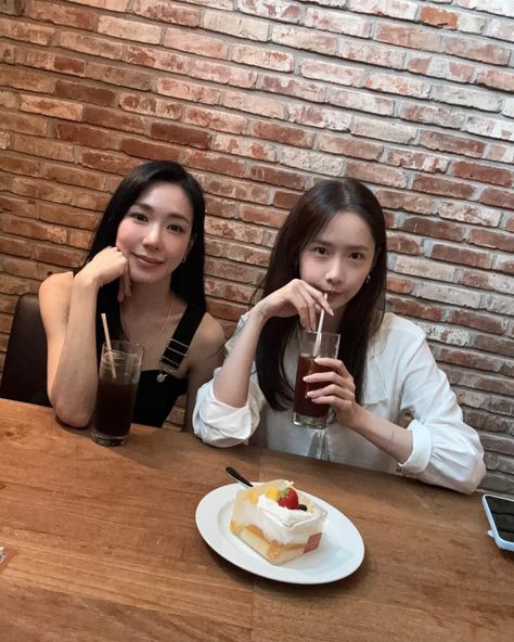 Yoona Instagram, Lim Yoona, Tiffany Young, Tiffany Hwang, Girls Generation, Instagram Update, Korean Actors, South Korean Girls, Mini Albums