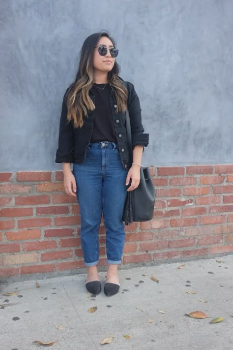 Black Jeans Blue Jean Jacket, Black Jeans Denim Jacket, Denim Black Jacket Outfit, How To Style A Black Jean Jacket, Black Demin Jacket Outfits, Black Denim Shirt Outfit Women, How To Style Black Denim Jacket, Black Jeans Jacket Outfit, Black Denim Jacket Outfit Women