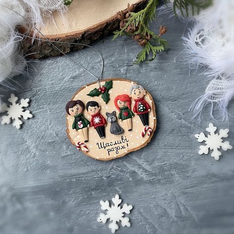 Christmas Family Ornaments, Christmas Gifts For Family, Clay Christmas Decorations, Personalized Family Ornaments, Personalized Christmas Ornaments Family, Clay Things, Clay Christmas, Family Ornaments, Polymer Clay Ornaments