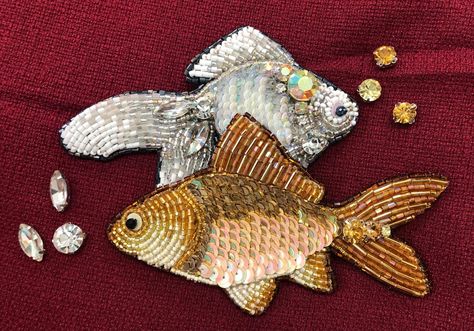 Fish Earing, Jay Malhar Photo, Beaded Pictures, Embroidery Fish, Beading Art, Beaded Fish, Aari Design, Simple Hand Embroidery Patterns, Aari Designs