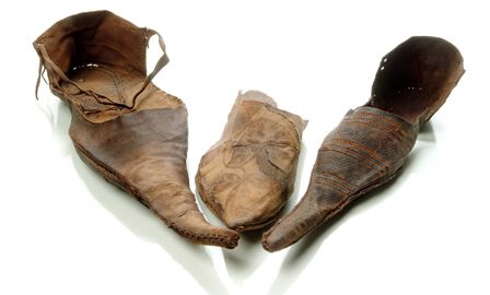 Pointy medieval shoes. Medieval Shoes, Historical Shoes, Museum Of London, Fairy Shoes, Tudor History, Medieval Life, Medieval Style, London Museums, Medieval Period