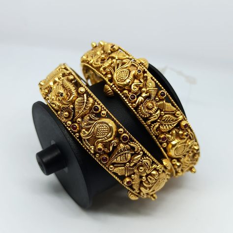 Peacock Design Bangles Gold, Temple Jewellery Bangles, Temple Bangles, Antique Bangles, Cutwork Blouse, Gold Jewels Design, Gold Bangles For Women, Antique Gold Jewelry Indian, Gold Bangle Set