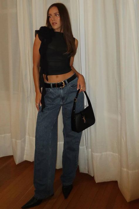 Pointy Boots Outfit Heels, Heels With Baggy Jeans Night Out, Going Out Outfits Baggy Jeans, Black Top Baggy Jeans, Pointy Boot Heels Outfit, Baggy Jeans Outfit Night Out, Baggy Jeans Night Outfit, Jeans And Heels Night Out, Black Belt Outfit Jeans