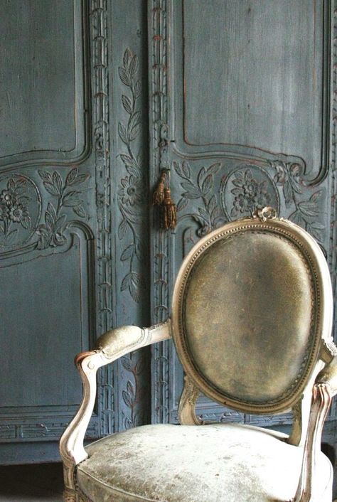 Credenza Shabby, Case In Stile Country, French Armoire, Glamour Vintage, Cottage Shabby Chic, French Chairs, Blue Door, French Chic, French Furniture