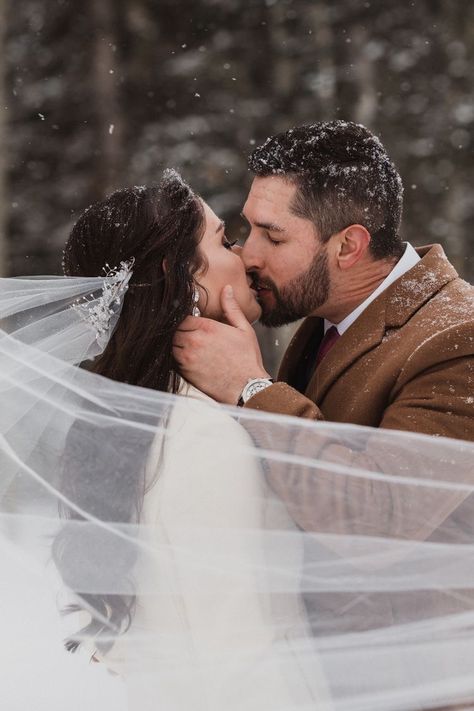 Winter Photoshoot Wedding, Wedding Winter Photography, Snowy Wedding Photos, Winter Wedding Photography Outdoor, Wedding Snow Pictures, Snowy Wedding Pictures, Wedding Photography Winter, December Wedding Photos, Winter Wedding Poses