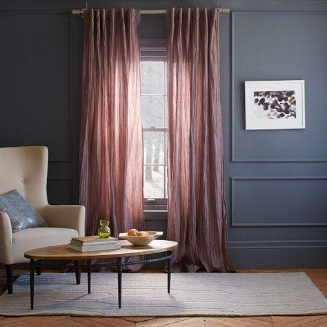 Ces rideaux teintés de vieux rose donnent un charme fou au salon. Dusky Pink Curtains, Pink Bedroom Curtains, Dusty Pink Curtains, Plum Curtains, White Traditional Bathrooms, Light Pink Bedrooms, Purple Furniture, Rose Curtains, Farmhouse Room