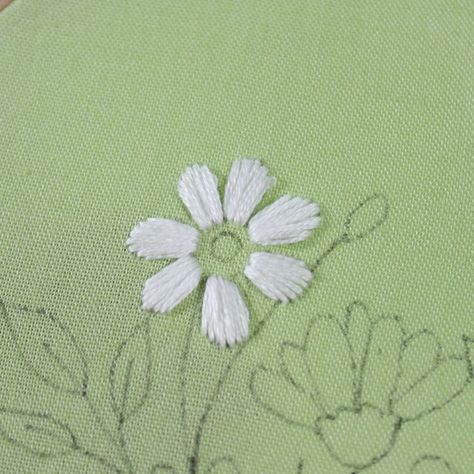 Learn How to Embroider a Daisy With This Free Embroidery Pattern - Crewel Ghoul Embroider Daisy, Flowers Tutorial, Embroidery Patterns Free, Daisy Flowers, Crewel Embroidery, Free Embroidery, Embroidery Pattern, Daisy Flower, Embroidery Stitches