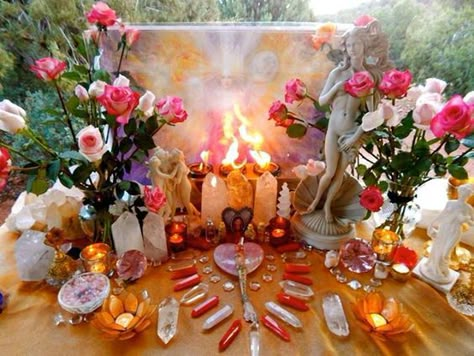 Beltane ★ May Day ★ Unity Sacred Space Altar, Deco Zen, Crystal Altar, Witches Altar, Pagan Altar, Home Altar, Crystal Magic, Beltane, Meditation Space