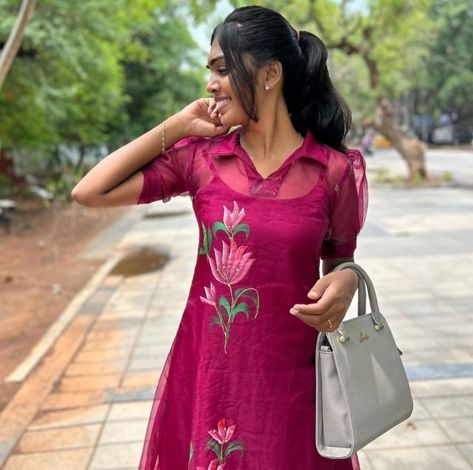 Organza Dress Models, Cotton Kurta Designs Latest, Organza Straight Kurti Designs, Half Sleeves Kurti Designs, Plain Frock Designs, Chudidhar Neck Designs Latest, Latest Kurta Designs Women Classy, Stiching Ideas Frock, Georgette Kurtis Designer Latest