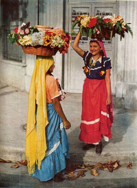 National Geographic, 1944 El Salvador Photography, Pipil El Salvador, El Salvador Women, Salvadoran Culture, El Salvador Art, Juayua, El Salvador Culture, Afghanistan Women, El Salvador Travel