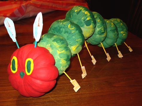 A "Very Hungry Caterpillar" made from 7 small pumpkins and toothpicks! Book Character Pumpkins Very Hungry Caterpillar, Very Hungry Caterpillar Pumpkin, Hungry Caterpillar Pumpkin, Halloween Elementary School, Caterpillar Pumpkin, Diy Hungry Caterpillar, Craft Pumpkin Carving, Pumpkin Competition, Pumpkin Preschool