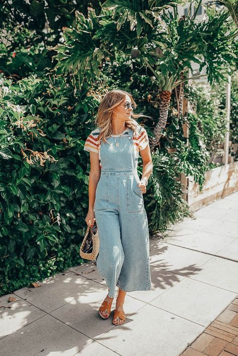 Wide leg overalls with a striped t-shirt and brown sandals. Visit Daily Dress Me at dailydressme.com for more inspiration                women's fashion 2018, summer fashion, back to school outfits, college, jumpsuits, overalls, sandals, t-shirts Mode Retro, Higher Income, Populaire Outfits, Middle Class, Modieuze Outfits, Summer Fashion Trends, Denim Overalls, Home Reno, Mode Streetwear