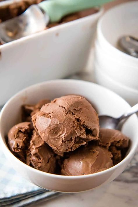 Learn how to make the best old-fashioned homemade chocolate ice cream (no eggs) recipe. This is an easy, machine churned recipe filled with delicious chocolaty flavor, just like the chocolate ice cream you remember as a kid, only better. Milk Chocolate Brownies, Homemade Chocolate Ice Cream, Dark Chocolate Ice Cream, Mint Chocolate Ice Cream, Ice Cream Kids, Homemade Strawberry Ice Cream, Ice Cream Maker Recipes, Ice Cream Freezer, Homemade Vanilla Ice Cream