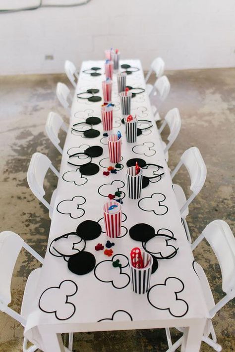 Modern Mickey Party, Classic Mickey Mouse Birthday, Neutral Mickey Mouse Party, Mickey Mouse Birthday Table, Modern Mickey Mouse Party, Modern Mickey Mouse Birthday, Party Kids Table, Décoration Baby Shower, Miki Fare