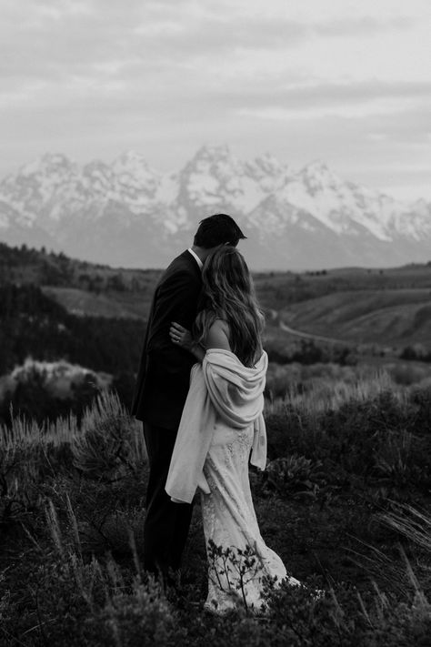 Backyard Wedding in Jackson Hole Wyoming Mountain Wedding Pictures Photo Ideas, Wyoming Wedding Jackson Hole, Wyoming Elopement Jackson Hole, Jackson Hole Wyoming Elopement, Jackson Hole Photoshoot, The Wedding Tree Wyoming, Jackson Hole Engagement Photos, Jackson Hole Wyoming Wedding, Wedding Photo Ideas Mountains