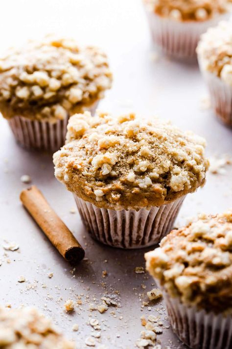 Cinnamon Oat Muffins, Oatmeal Raisin Muffins, Cinnamon Oatmeal Muffins, Banana Cinnamon Muffins, Oatmeal Muffin Recipes, Oatmeal Toppings, Banana Oatmeal Muffins, Walnut Muffins, Pan Cookies