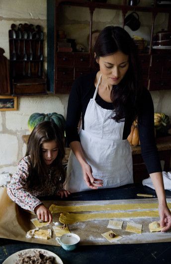 Cooking. Lo mas Guai enseñar a vivir a los demás. http://mimithorisson.com/ People Baking, Mother Cooking, Hands Cooking, Making Ravioli, Children Cooking, Mama Cooking, Mimi Thorisson, Delta Breezes, Cooking Mama