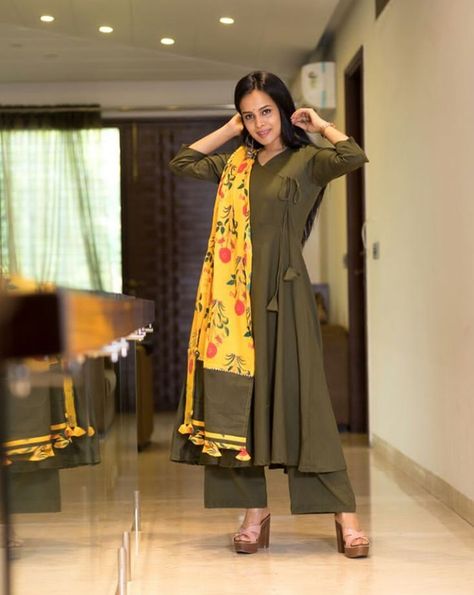 Printed dupatta with plain Angrakha style kurti. Color matching look beautiful Angharka Style Kurti, Angharka Style, Angrakha Style Kurti, Anarkali Designs, Combination Dresses, Style Kurti, Angrakha Style, Salwar Pattern, Simple Gowns