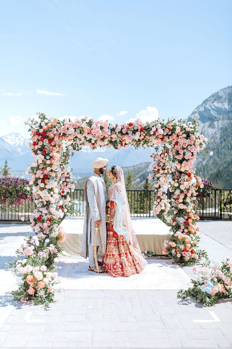 Indian Wedding In Mountains, Indian Wedding Mountains, Indian Mountain Wedding, Shimla Wedding, Wedding In Mountains, Manifesting Wallpaper, Indian Mandap, Minimal Mehndi, Mandap Wedding