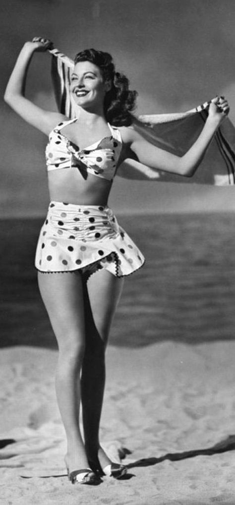 Polka Dots Fashion – Vintage Photos of Sexy Women Wearing Spotty Swimsuits Vintage Two Piece Swimsuit, Historical Swimwear, Polka Dots Fashion Vintage, Vintage Bikinis, Strand Foto's, Bikinis Retro, Milton Greene, Dots Fashion, Glamour Vintage