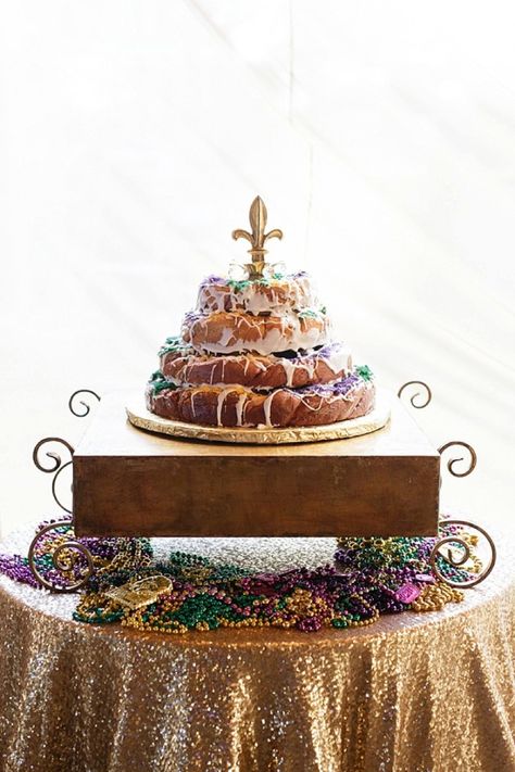 King Cake Grooms Cake, King Cake Wedding Cake, Mardi Gras Engagement Party, Mardi Gras Wedding Cake, Mardi Gras Wedding Theme, New Orleans Party, Wedding Settings, King Cakes, Mardi Gras Wedding