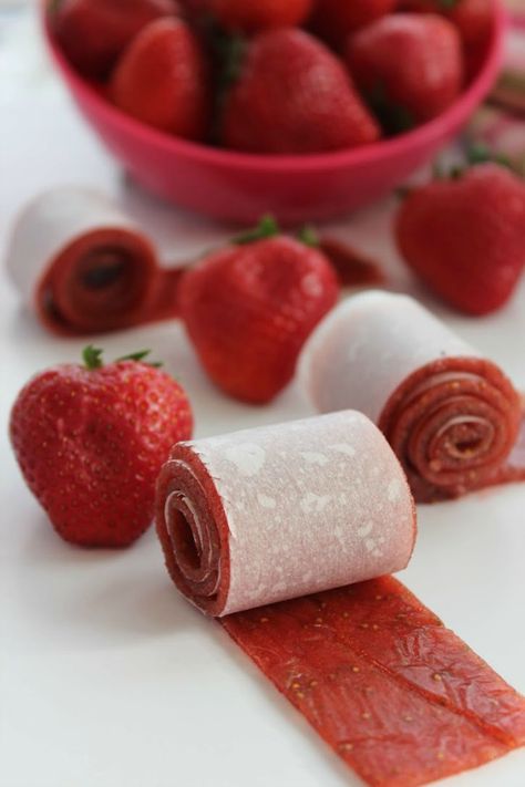 SG9tZW1hZGUgRnJ1aXQgUm9sbCBVcCA= Strawberry Roll Ups, Fruit Rollups, Finger Snacks, Fruit Leather Recipe, Diy Snacks, Fruit Roll, Fruit Leather, Fruit Roll Ups, Strawberry Fruit