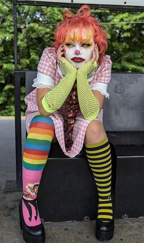 Clown Astethic, Clown Core Outfit, Clown Core Fashion, Clown Reference, Clown Poses, Clown Core Aesthetic, Dark Clowncore, Clowncore Fashion, Clown Fashion