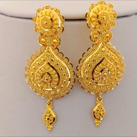 Instagram photo by S.R.Jewellers • Aug 29, 2020 at 6:46 PM Gold Heavy Earrings, Gold Chandbali Earrings, Gold Chandbali, Mehndi Jewellery, Rajasthani Jewellery, Unique Gold Jewelry Designs, Gold Earrings Indian, Simple Gold Earrings, Gold Jewels Design