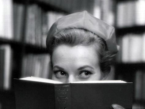 Model peeking over book, photo by Nina Leen, 1950s | Flickr Nina Leen, Groucho Marx, How To Read People, Book Photo, Days Gone, Fashion Photo, Vintage Photos, Reading, Photographer