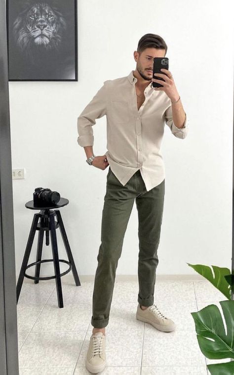 Chinos Men Outfit, Beige Hose, Costume Vert, Stil Masculin, Mens Smart Casual Outfits, Mens Business Casual Outfits, Herren Style, Minimalist Fashion Men, Formal Men Outfit