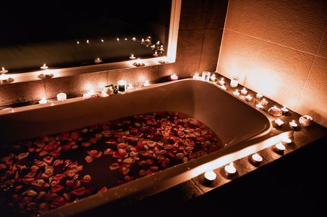 Rose Bath Aesthetic, Couple Bathtub Aesthetic, Bath With Candles, Lena Core, Bath Styling, Romantic Bubble Bath, Couples Bathtub, Jacuzzi Hotel, Candles Bathtub