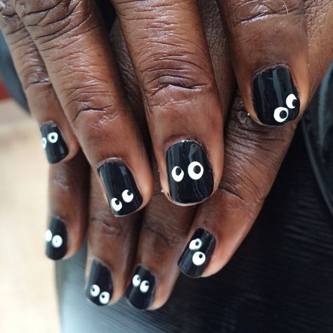 Black Nails With Eyes, Googly Eyes Nails, Men Fall Nails, Halloween Nail Painting Ideas, Black Halloween Pedicure, Halloween Striped Nails, Black Eye Nails, Quirky Nails Short, Googly Eye Nails