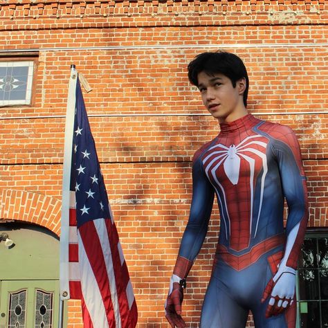 44.1k Likes, 460 Comments - 𝙂𝙖𝙗𝙧𝙞𝙚𝙡 (@gabrielpchung) on Instagram: “I am standing on a fence. - - - - - - #spiderman #cosplay #spidermancosplay #zentaizone #marvel…” Spiderman Ps4, Spiderman Costume, Spiderman Cosplay, Superhero Cosplay, Lycra Men, Marvel Cosplay, Male Cosplay, Beautiful Suit, Hero Costumes