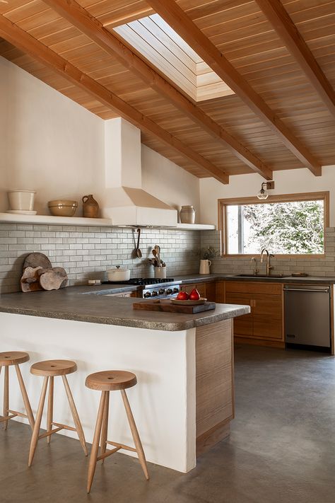 Inside the Desert Home of Photographer Magdalena Wosinska Adobe Home, Adobe House, Built In Furniture, Desert Homes, Kitchen Wall, 인테리어 디자인, Kitchen Renovation, A Kitchen, Home Renovation