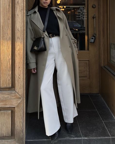 Outfit For Rainy Day, Trench Coat Outfits, Outfit Ideas Autumn, Rainy Day Outfits, Elegance Dress, Khaki Coat, Khaki Trench, Khaki Trench Coat, Trench Coat Outfit