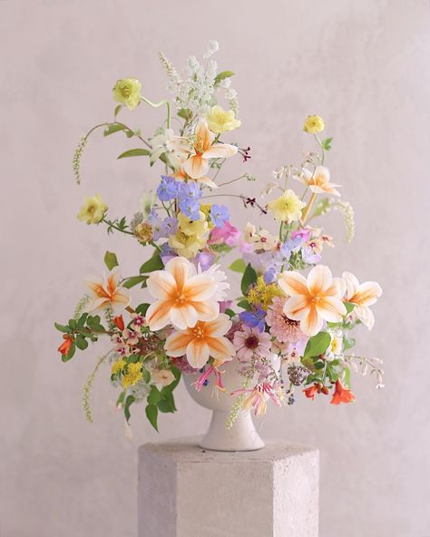 Flowers Reference Photo, Floral Workshop, Flowers Composition, Wildflower Wedding Theme, Luxury Flower Bouquets, Bloom Blossom, Bright Florals, Wedding Set Up, Language Of Flowers