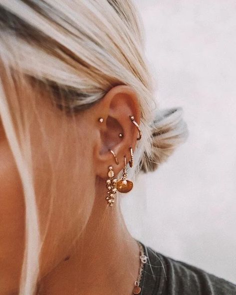 Full Ear Piercings, Piercings Oor, Piercings Gold, Earrings Piercings, Constellation Piercings, Ear Peircings, Double Ear Piercings, Piercing Chart, Helix Piercings