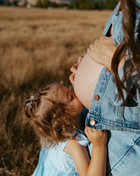 I was so excited to take Emily & Alex’s maternity photos of baby boy and BIG sister looks so proud 🩵 Fun little fact, I had my first maternity photos taken at this ranch for baby Stella who is now almost 11 🥹 Maternity With Sibling Photography, Pregnancy Photos With Siblings, Second Baby Maternity Photos, Baby Maternity Photos, Baby Belly Photos, Pregnant Photoshoot, Maternity Photography Poses Outdoors, Holiday Pics, Baby Stella