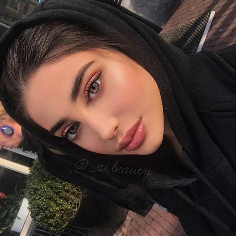 Iranian Makeup Looks, Lebanese Makeup, Negin Ghalavand, Middle Eastern Women, Middle Eastern Makeup, Arabic Makeup, Arabian Beauty Women, Arab Beauty, Junji Ito