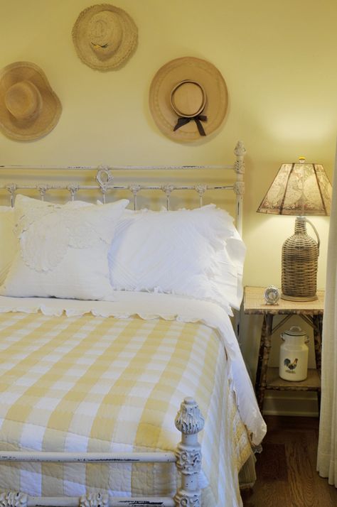 yellow bedroom... Vintage Farmhouse Bedroom, Yellow Bedroom Decor, Farmhouse Style Bedrooms, Yellow Cottage, French Country Bedrooms, Yellow Bedding, Farmhouse Bedding, Yellow Bedroom, Cottage Bedroom