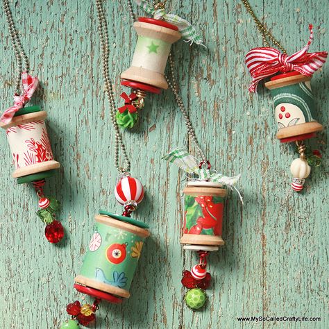 DIY Holiday Spool Necklaces. For thanksgiving with a turkey charm? Much potential. Mysocalledcraftylife Spool Ornaments, Spool Art, Wooden Spool Crafts, Shoebox Ideas, Christmas Jewelry Diy, Holiday Diy Projects, Christmas Cuties, Christmas Simple, Spool Crafts