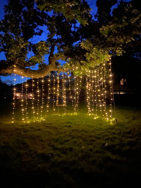 Fairy Lights For Garden, Aesthetic Outdoor Party Decor, Fairy Lights Birthday Party, Fairy Porch Ideas, Garden Party Lights Backyard, Fairy Lights Party Decoration Outdoor, Fairy Lights Graduation Party, Garden Night Party Decorations, Birthday Party Fairy Lights