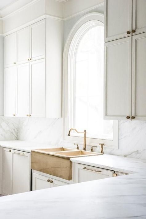 dreamy all-white & gold sink Apron Sink, White Shaker Cabinets, Interior Minimalista, All White Kitchen, Marble Counter, Classic Kitchen, Shaker Cabinets, Gold Kitchen, Home Luxury