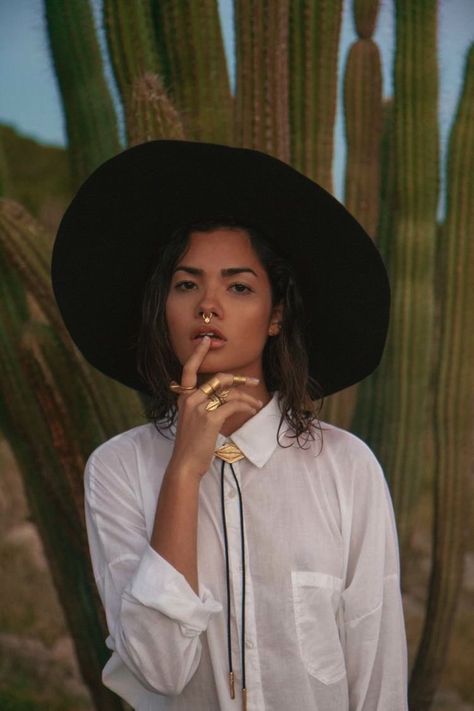 Cactus Photoshoot, Shooting Pose, Mode Poses, Desert Photoshoot, Wilde Westen, Looks Country, Estilo Hippie, Desert Vibes, Big Hat